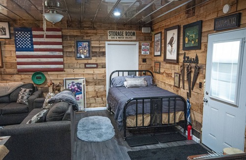 Hayesville Cabina | Ponderosa, Nice Open room by creek with two beds, full bath, living area, TV.