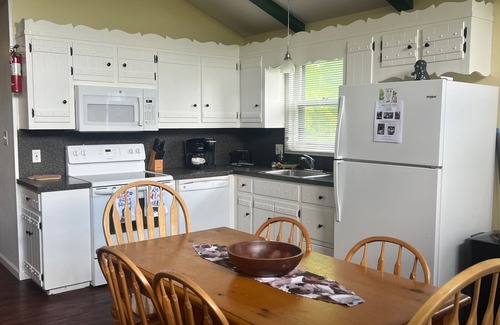 Sciota Chalet De Esquí | Pontiac- Dog Lovers Chalet with Fenced Yard and Fenced Deck