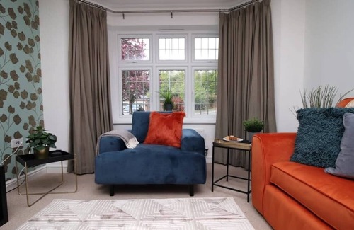 Coed-Y-Paen Apartamento | Pontypool House by Mia Living (5 bedrooms, garden and parking)