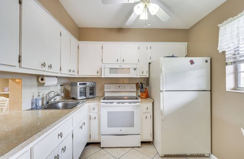 Lauderdale Lakes Condominio | 9 Mi to Pompano Beach: Condo w/ Resort Perks!