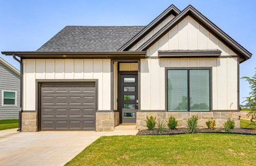 Oklahoma City Casa | Pool Access and Private Yard Oklahoma City Retreat