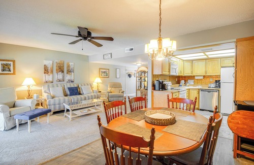 Welaka Condominio | Pool Access & Lanai: Riverfront Welaka Condo!