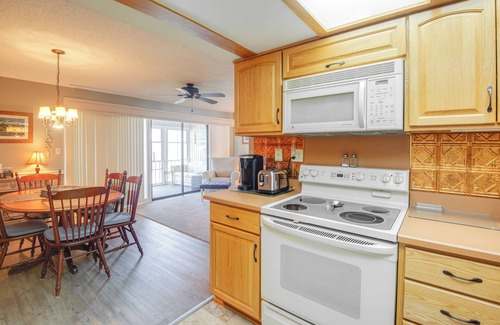 Welaka Condominio | Pool Access & Lanai: Riverfront Welaka Condo!