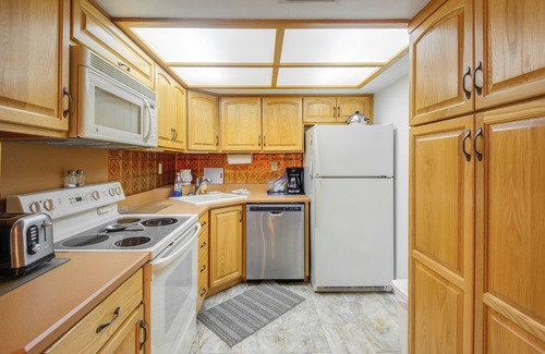 Welaka Condominio | Pool Access & Lanai: Riverfront Welaka Condo!