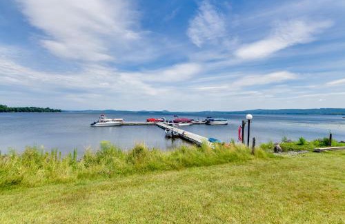 Newport Center Apartamento | Pool Access Waterfront Lake Memphremagog Condo!