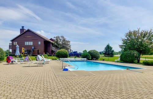 Newport Center Apartamento | Pool Access Waterfront Lake Memphremagog Condo!