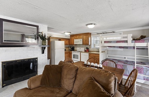 Greenwood Casa | Pool and Hot Tub on the Lake
