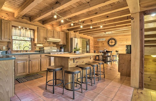 Mount Joy Cabina | Pool, Games + Sauna: Mount Joy Countryside Cabin