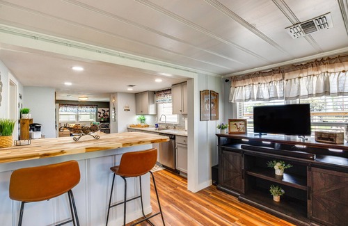 Grapeland Casa | Pool, Grill & Fire Pit: Grapeland Farm Retreat