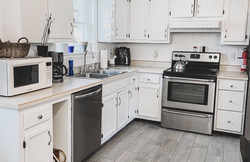 Houserville Casa | Pool + hot tub +Fire place + Deck fenced backyard 7 min from Penn state