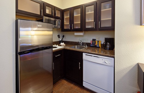 Fairfield Apartamento | Queen Studio cerca de Wine Country | Acceso a la piscina, hidromasaje + gimnasio
