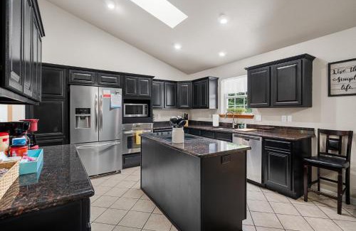 Rockwell Casa | Pool, Hot Tub, Game Room & Sleeps 18! By StayLage