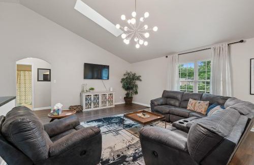 Rockwell Casa | Pool, Hot Tub, Game Room & Sleeps 18! By StayLage