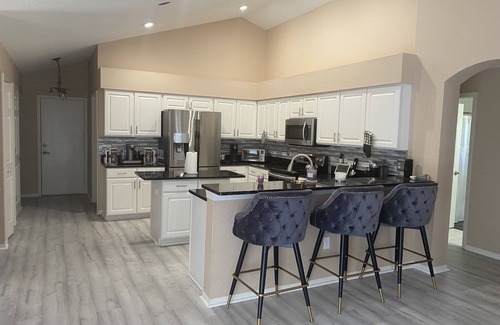 Plant City Casa | Pool House in Gated Community Close to TIA, Beaches, and Major Shopping King bed