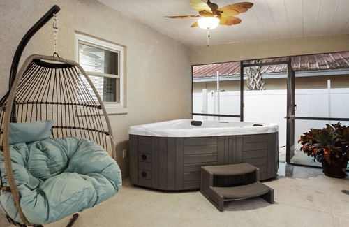 Town N County Park Casa | POOL HOUSE*JACUZZI*NEAR AIRPORT*BUSCH GARDENS* Raymond James Stadium*Beaches.