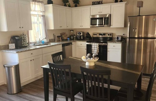 Northside Casa | Pool house with hot tub! 20 mins away from downtown Houston