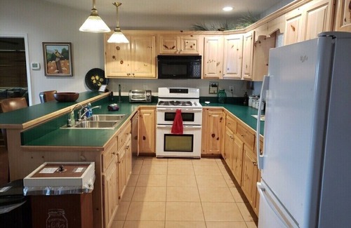 Hiawassee Cabina | Pool Table, 3 bed, 3 bath. Wrap Around Porch.Grill. Dogs Welcome