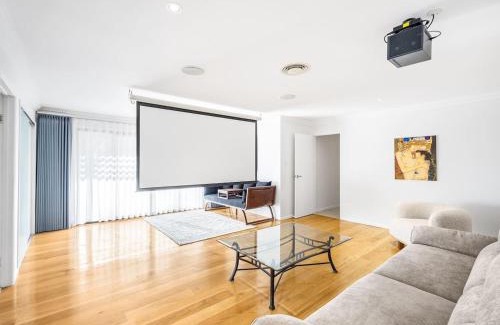 Chapel Hill Casa | Pool Tennis and Cinema 7Beds Bali Inspired Retreat