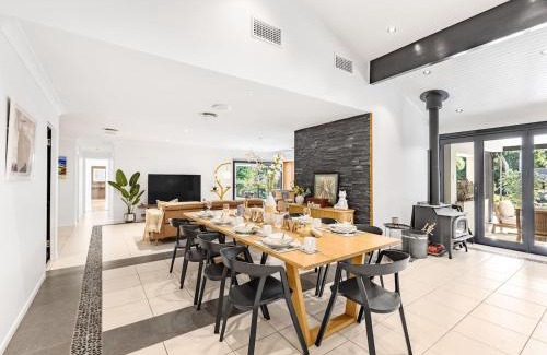 Chapel Hill Casa | Pool Tennis and Cinema 7Beds Bali Inspired Retreat