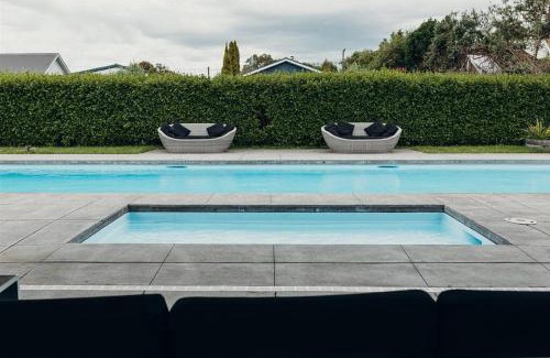 Martinborough Casa | Pool & Tennis Court - Pinot Grove