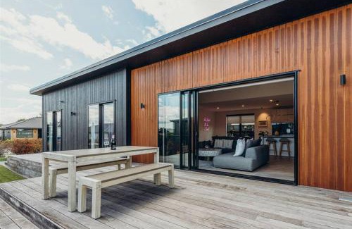 Martinborough Casa | Pool & Tennis Court - Pinot Grove