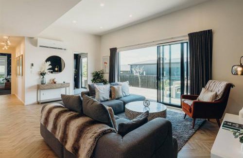 Martinborough Casa | Pool & Tennis Court - Pinot Grove