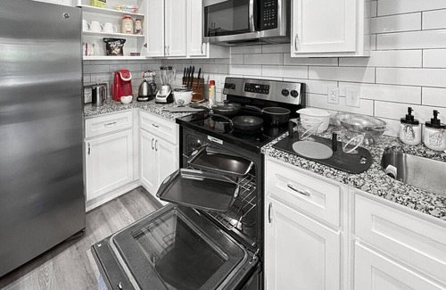 Cornelius Apartamento | Pool View, Gym, 1st Floor, 'Sailing Antiquity'