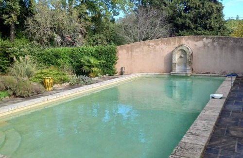 Camps-la-Source Apartamento | Poolhouse and swimming pool in Provence