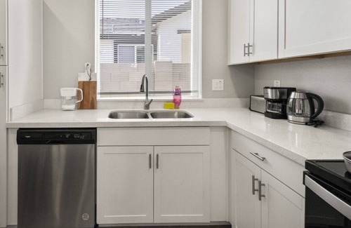 Glendale Apartamento | Poolside 2B2B - Comfy Beds & Free Parking