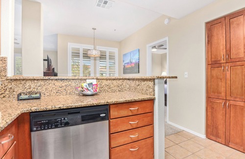 Central Scottsdale Condominio | Poolside 3BR Condo - Mt Views - Luxury Community