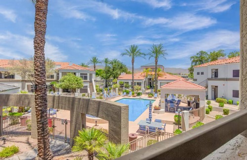 Central Scottsdale Condominio | Poolside 3BR Condo - Mt Views - Luxury Community