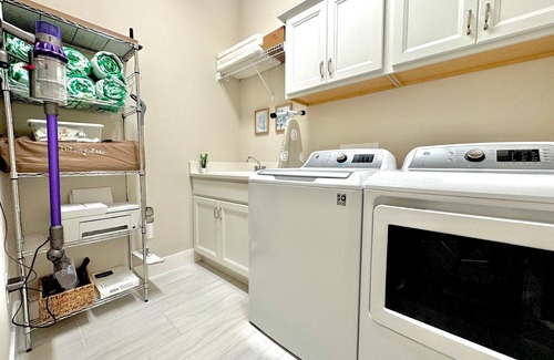 Wildwood Casa | Poolside Palms–Modern Luxury Retreat with Private Resort-Style Pool and Electric 4-seater Golf Cart