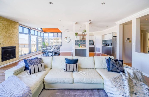 Doubleview Casa | Poolside Paradise 3 km to Scarborough Beach