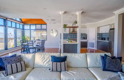 Doubleview Casa | Poolside Paradise 3 km to Scarborough Beach