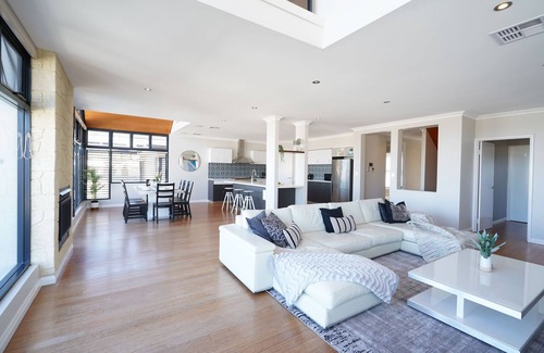 Doubleview Casa | Poolside Paradise 3 km to Scarborough Beach