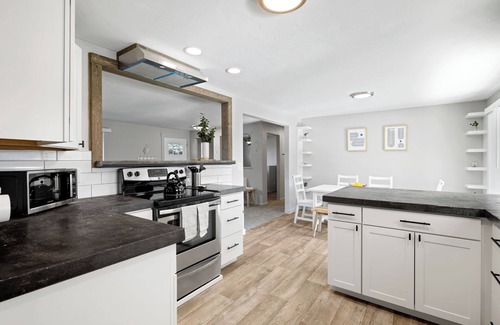 West Bench Casa | Poolside Paradise: Hot Tub, Foosball, Arcade!