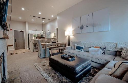 Salt Lake Mountain Resorts Casa | Poolside Pines Suite