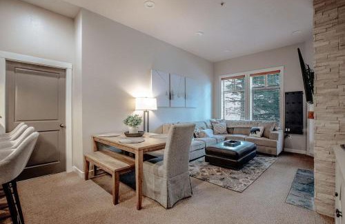 Salt Lake Mountain Resorts Casa | Poolside Pines Suite