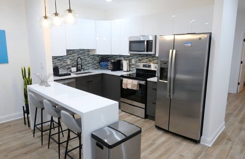 Cardozo Apartamento | Pop Art Chic! Stunning Shaw - U Street Apartment