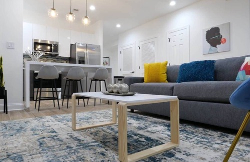 Cardozo Apartamento | Pop Art Chic! Stunning Shaw - U Street Apartment
