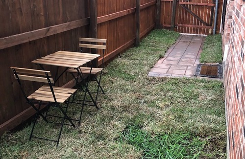 South Arlington Apartamento | Pop Art Studio con todas las comodidades y patio trasero