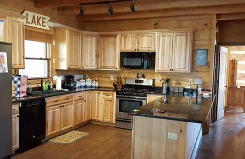 Blairsville Cabina | Shangri-Lodge en el lago Nottley. 5 habitaciones. Duerme 20. Wifi. Pozo de fuego al aire libre.