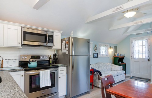 Popponesset Cabaña | Popponesset-Beach Cottage, 2 bedrooms, 1.5 baths, outdoor shower