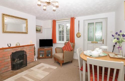 Charlton Marshall Casa | Poppy Cottage