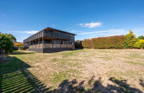 Waipahihi Casa | Poppy's Bach - Lake Taupo Holiday Home