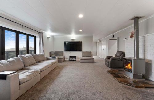 Waipahihi Casa | Poppy's Bach - Lake Taupo Holiday Home