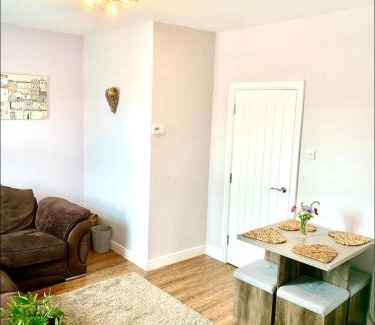 Llandudno Junction Apartamento | Poppys Place and Busters Barn