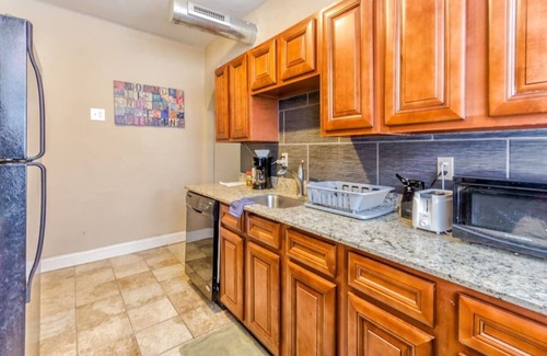 DeBaliviere Place Condominio | Popular King + Queen Beds-Steps to Metrolink & Off-Street Parking