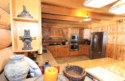 Pagosa Springs Cabina | Logia de lujo Log Home. Perfecto para una escapada familiar! Cerca de la ciudad. Bañera de hidromasaje.