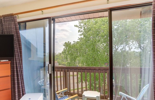 Port Clinton Condominio | Port Clinton Condo w/ Community Pool & Hot Tub!